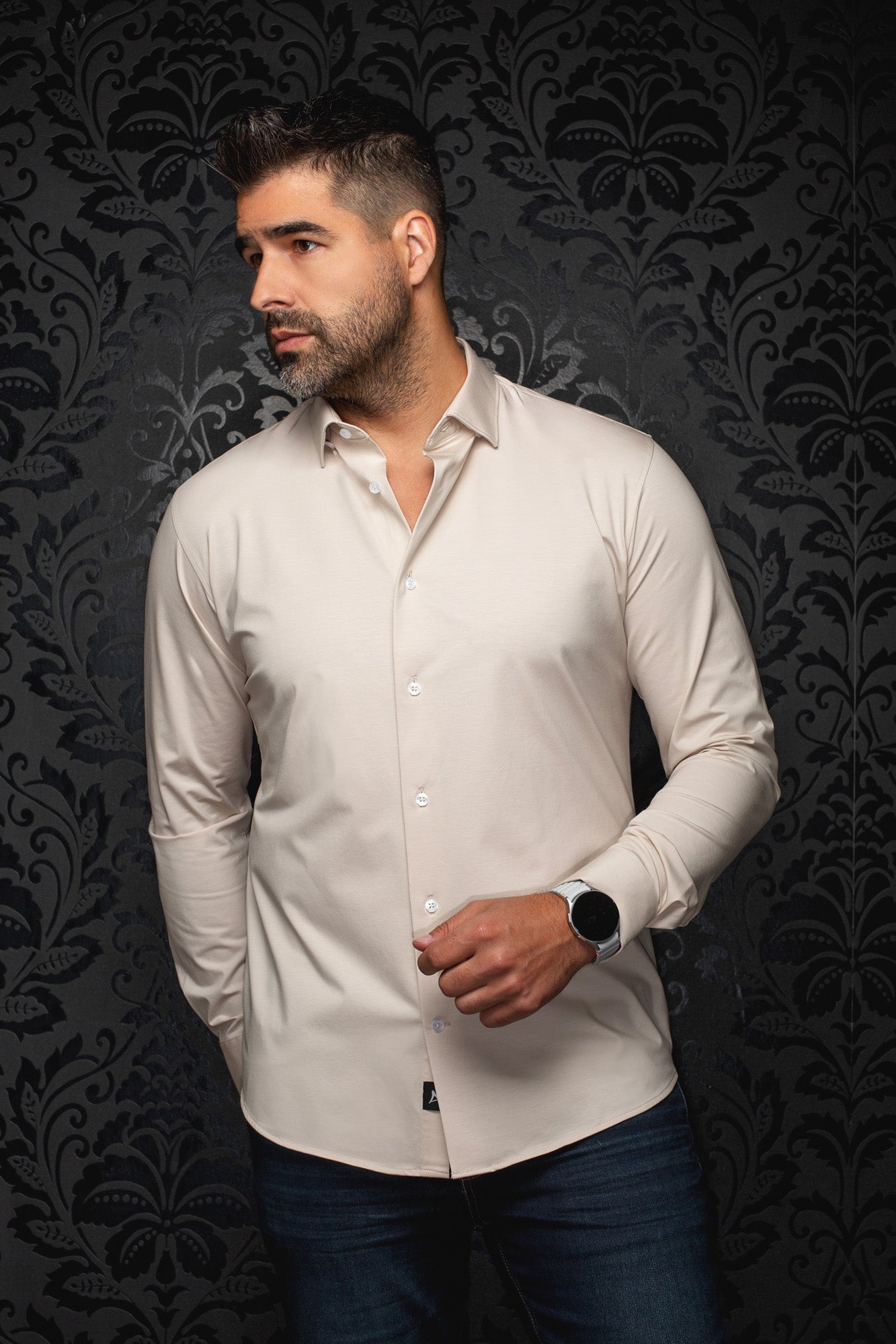 Chemise beige pâle à manches longues, col évasé et boutons blancs pour homme par Au Noir, vue de face