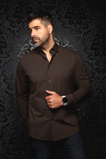 Chemise brune foncé à manches longues sur mannequin, col ouvert, vue de face pour homme par Au Noir