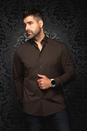Chemise brune foncé à manches longues sur mannequin, col ouvert, vue de face pour homme par Au Noir