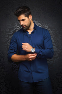 Chemise boutonnée bleu marine à manches longues, vue de face avec col classique pour homme par Au Noir