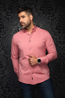 Chemise rose à manches longues sur mannequin, vue de face avec col pointu et boutons foncés pour homme par Au Noir