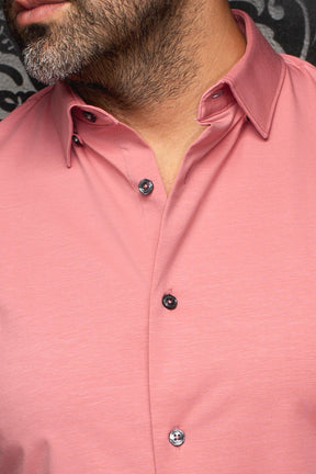 Gros plan de la chemise rose montrant le col pointu, la patte et les boutons foncés pour homme par Au Noir