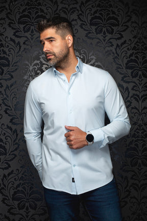 Chemise boutonnée bleu pâle à manches longues, col ouvert et boutons ton sur ton pour homme par Au Noir, vue de face