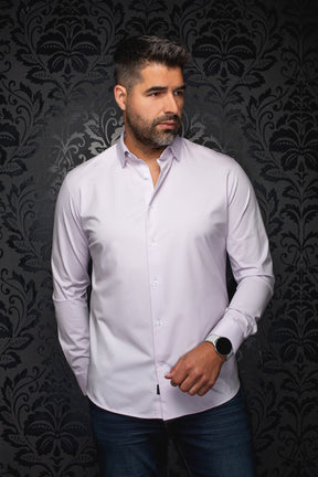 Chemise lavande pâle à manches longues, col pointu et boutons blancs pour homme par Au Noir, vue de face sur mannequin