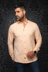 Chemise pêche à manches longues, col pointu et boutons lustrés sur mannequin pour homme par Au Noir, vue de face