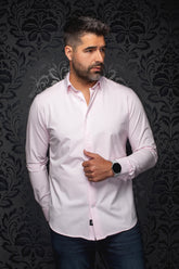 Chemise boutonnée rose pâle à manches longues, vue de face avec boutons blancs et ourlet courbé pour homme par Au Noir