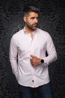 Chemise boutonnée rose pâle à manches longues, vue de face avec boutons blancs et ourlet courbé pour homme par Au Noir