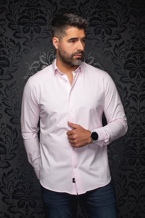 Chemise boutonnée rose pâle à manches longues, vue de face avec boutons blancs et ourlet courbé pour homme par Au Noir