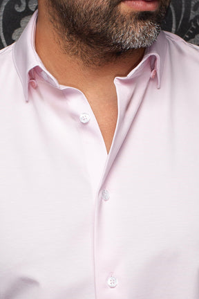 Col de chemise rose pâle avec bordure blanche et boutons blancs à l'avant pour homme par Au Noir, en gros plan