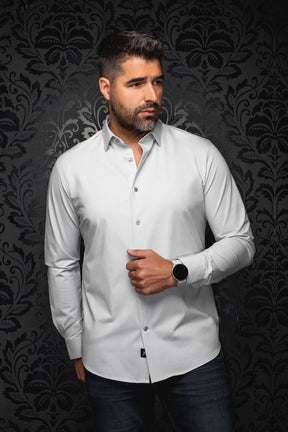 Chemise boutonnée gris pâle à manches longues sur modèle avec col classique, vue de face pour homme par Au Noir