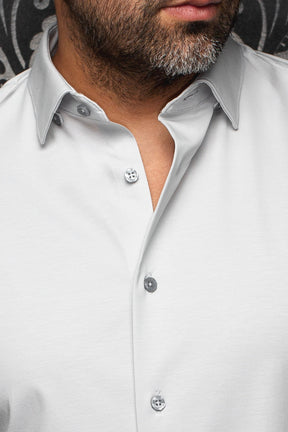 Chemise gris pâle avec col et patte de boutonnage, boutons gris et texture subtile pour homme par Au Noir, en gros plan