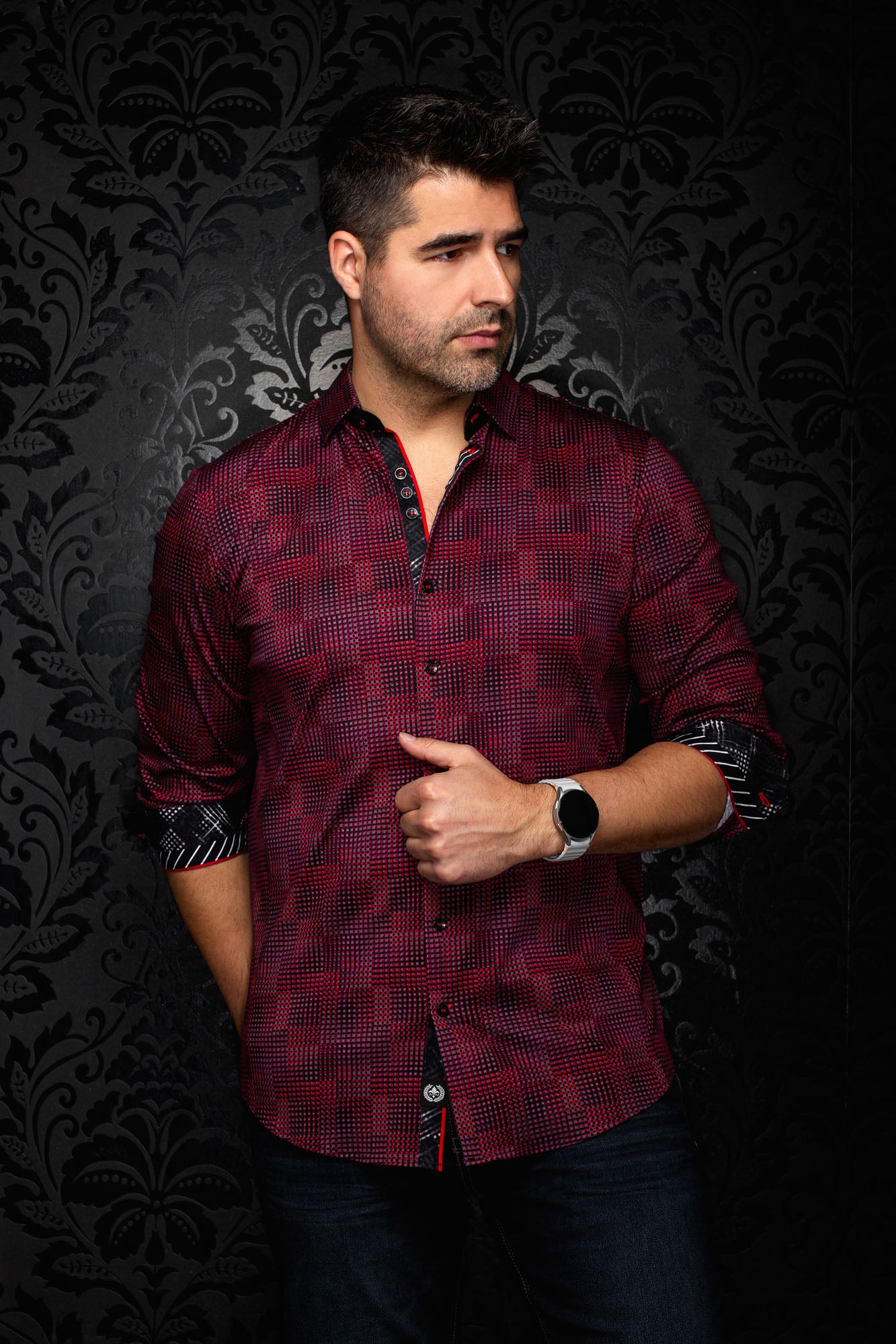 Vue avant en angle d'une chemise rouge et noire à micro-carreaux avec poignets contrastants roulés pour homme par Au Noir