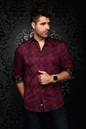 Vue avant en angle d'une chemise rouge et noire à micro-carreaux avec poignets contrastants roulés pour homme par Au Noir