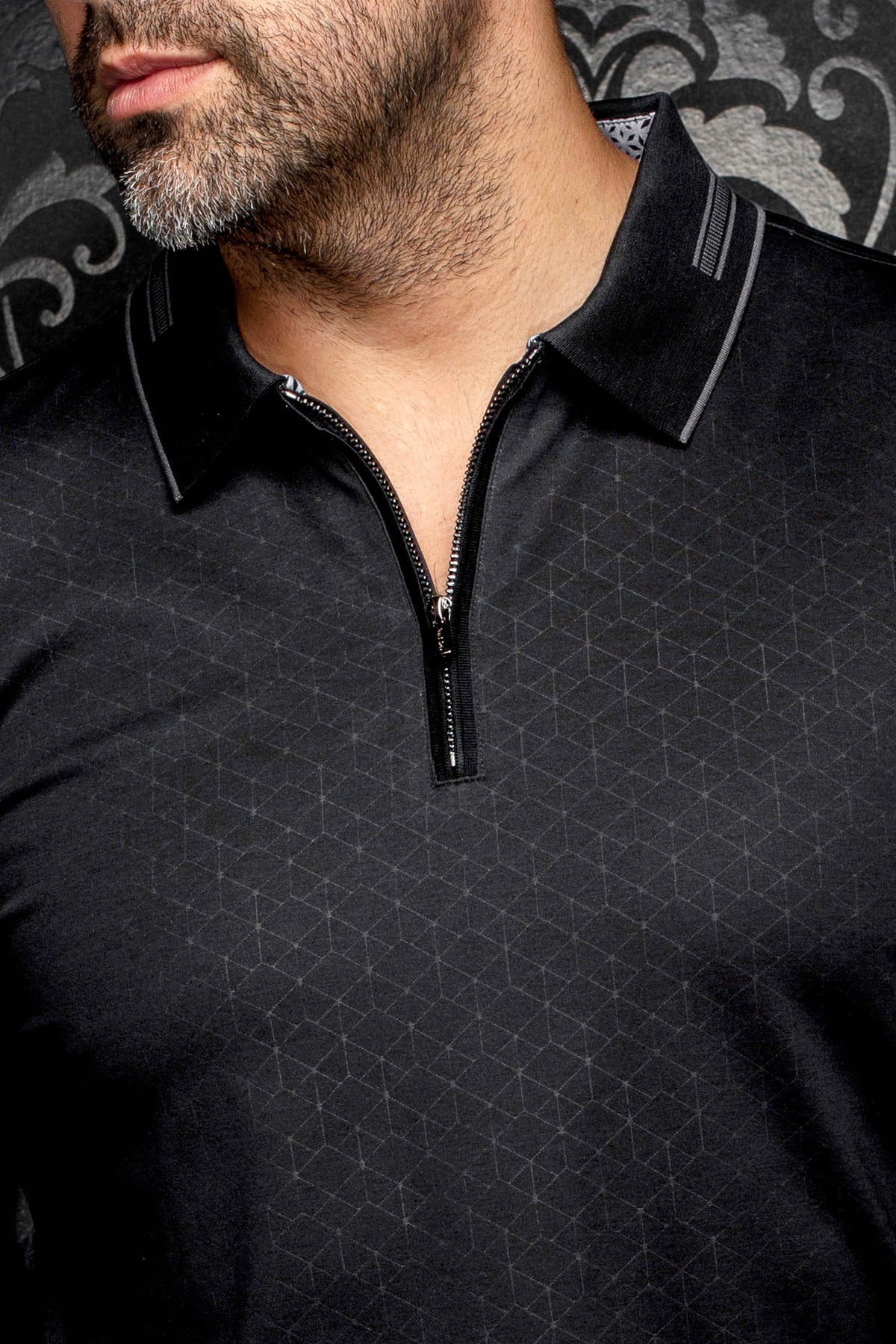 Polo manches longues noir à glissière, col à garniture grise et motif ton sur ton pour homme par Au Noir, en gros plan