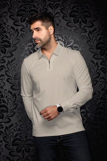 Vue de face sur mannequin d’un polo manches longues à fermeture éclair 1/4 beige avec col rayé pour homme par Au Noir