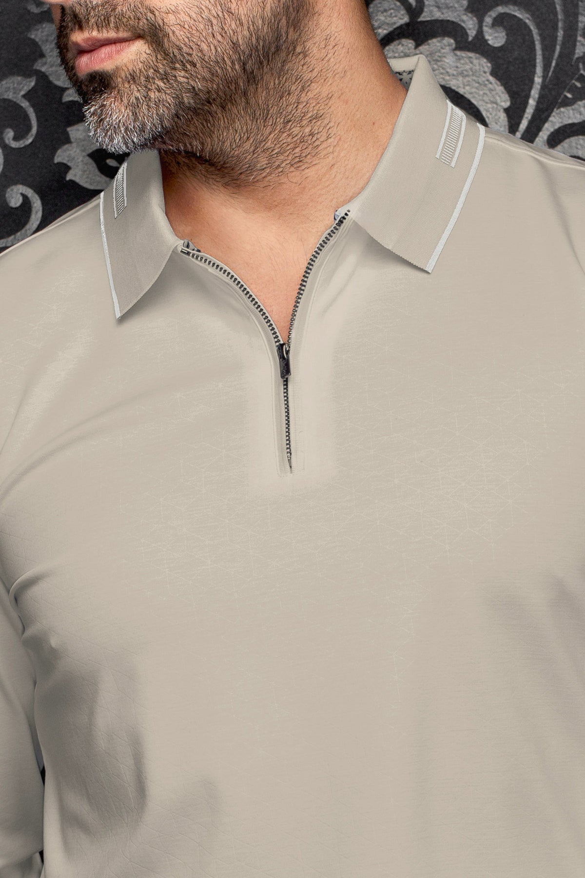Col d’un polo manches longues à fermeture éclair 1/4 beige avec demi-glissière pour homme par Au Noir, en gros plan