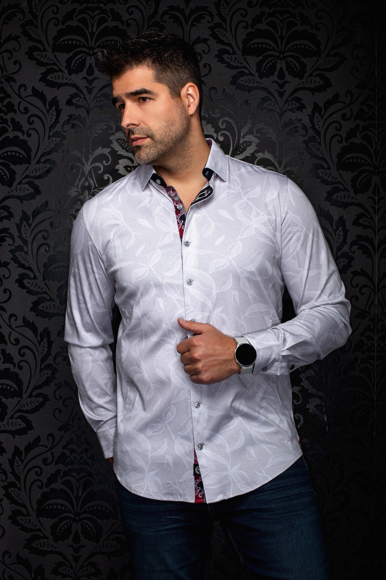 Chemise blanche à manches longues avec feuilles ton sur ton et garnitures contrastées pour homme par Au Noir, vue de face