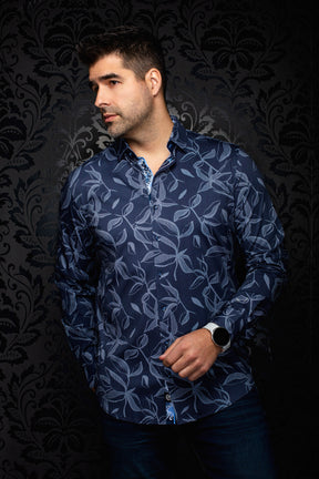Vue en angle d’une chemise bleu marine à feuilles bleu pâle et garniture contrastante pour homme par Au Noir