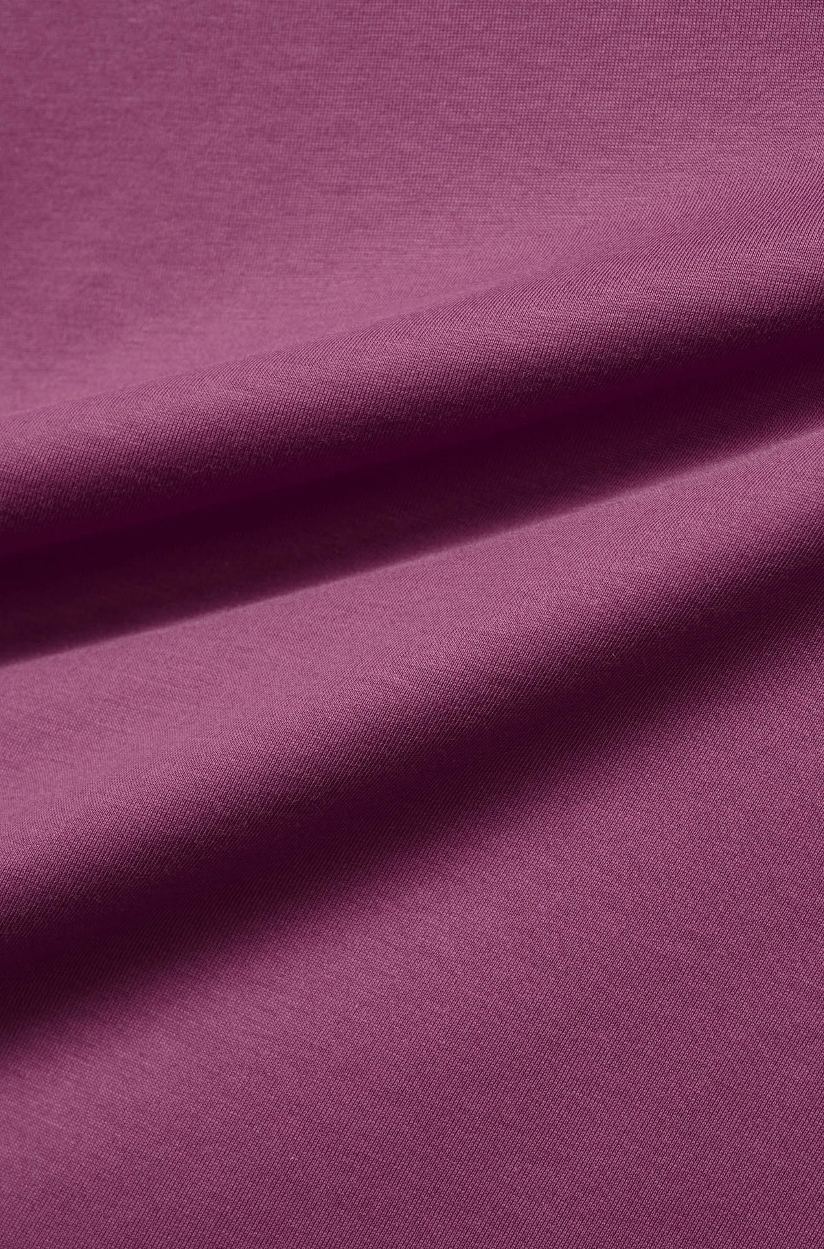 Gros plan du T-Shirt mauve violet avec texture de surface lisse, plis souples et jersey fin pour homme par Psycho Bunny