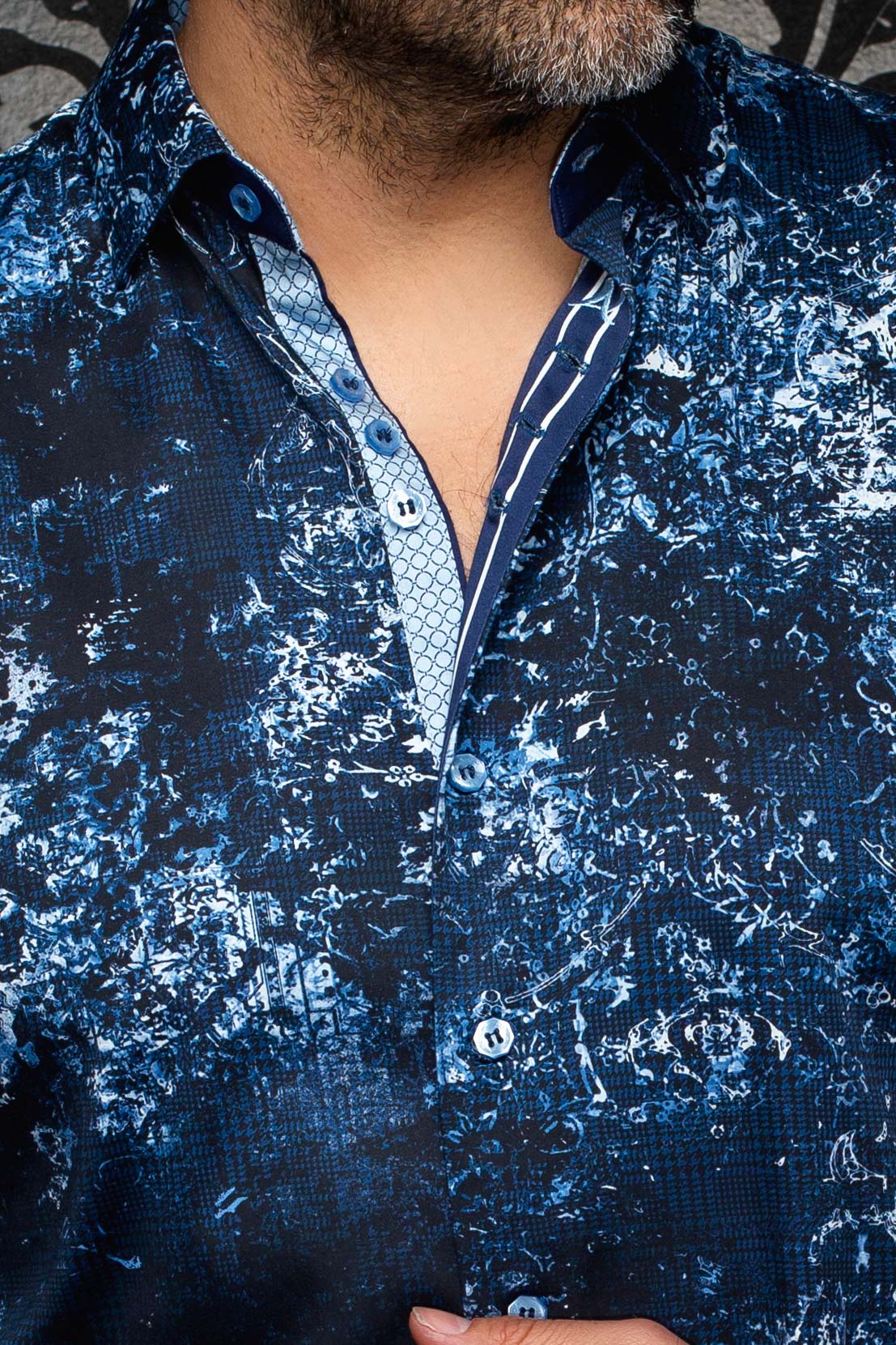 Col, des boutons bleus et patte intérieure contrastante de la chemise marine pour homme par Au Noir, en gros plan