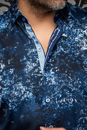 Col, des boutons bleus et patte intérieure contrastante de la chemise marine pour homme par Au Noir, en gros plan
