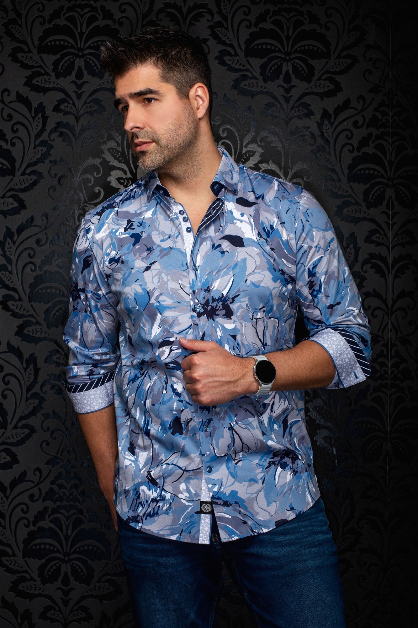 Vue avant sur mannequin d’une chemise bleue pâle fleurie à poignets contrastants roulés pour homme par Au Noir