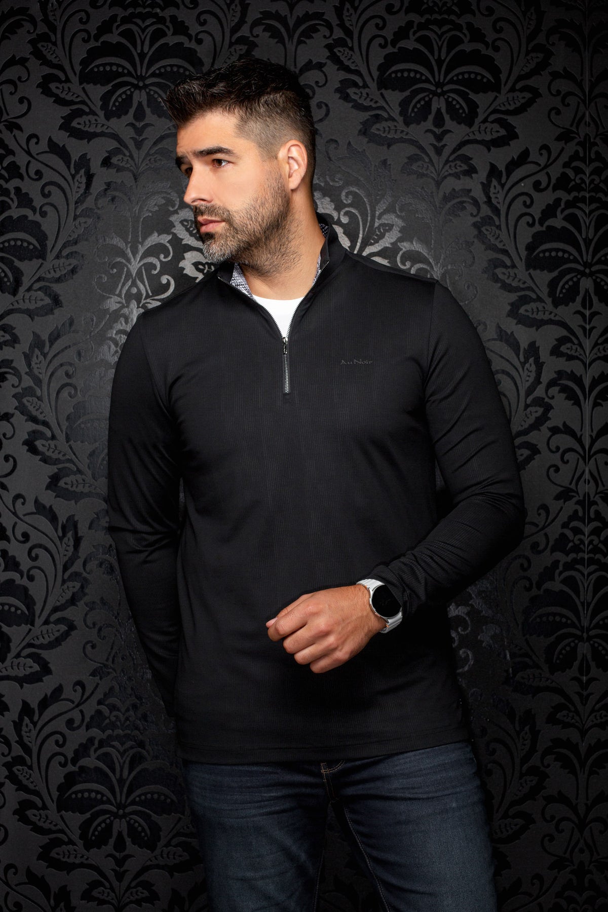 Veste sport noir à manches longues avec demi-glissière et logo ton sur ton pour homme par Au Noir, vue avant sur mannequin