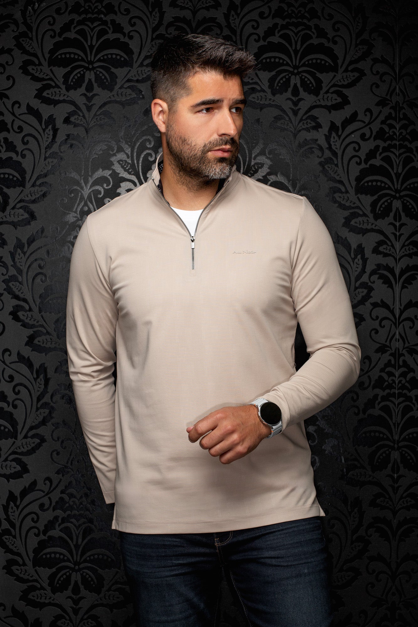 Veste sport beige à manches longues avec demi-glissière et col montant, vue de face sur mannequin pour homme par Au Noir