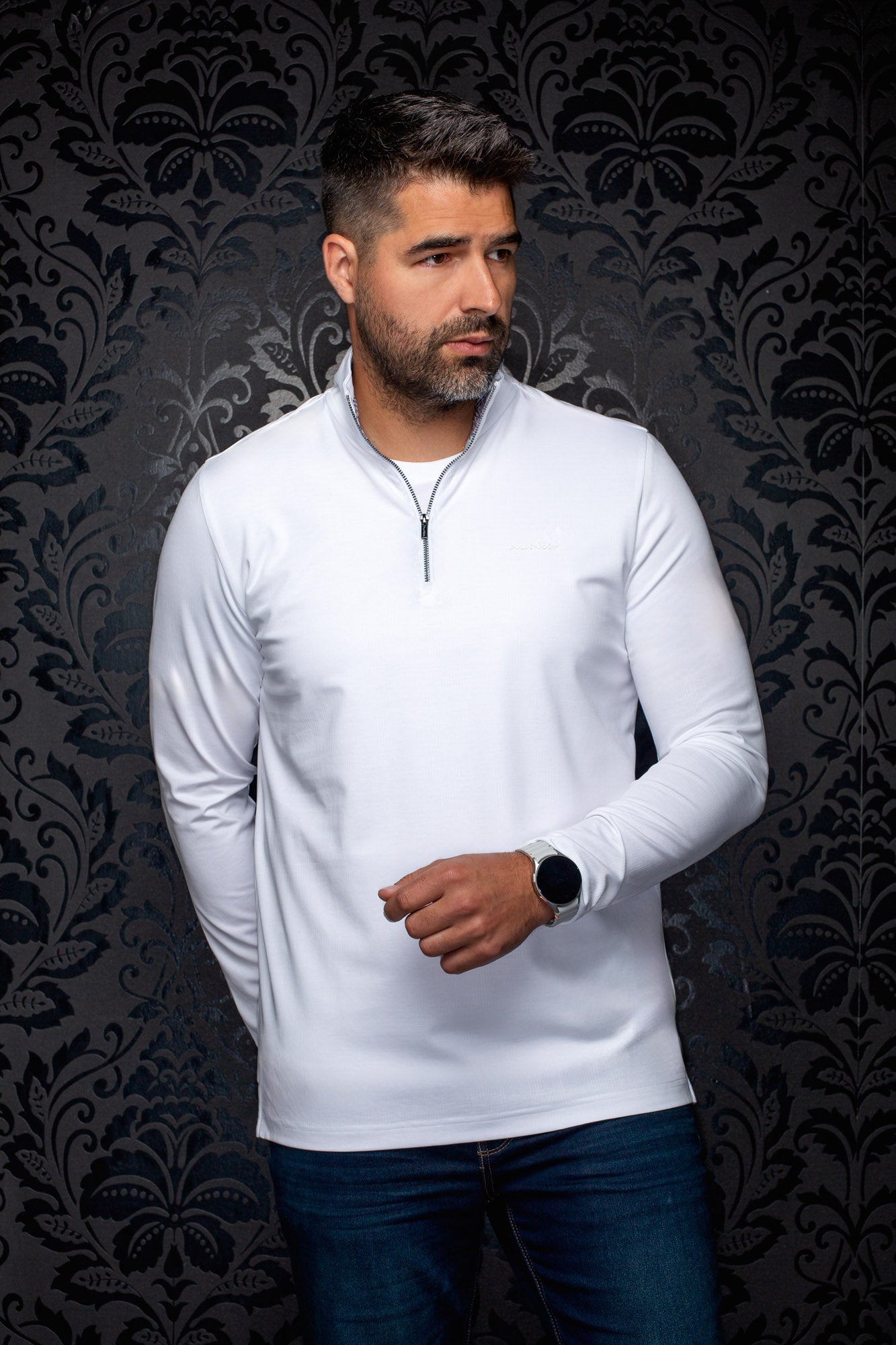 Veston sport à manches longues blanc avec une demi-fermeture éclair, vue de face sur mannequin pour homme par Au Noir