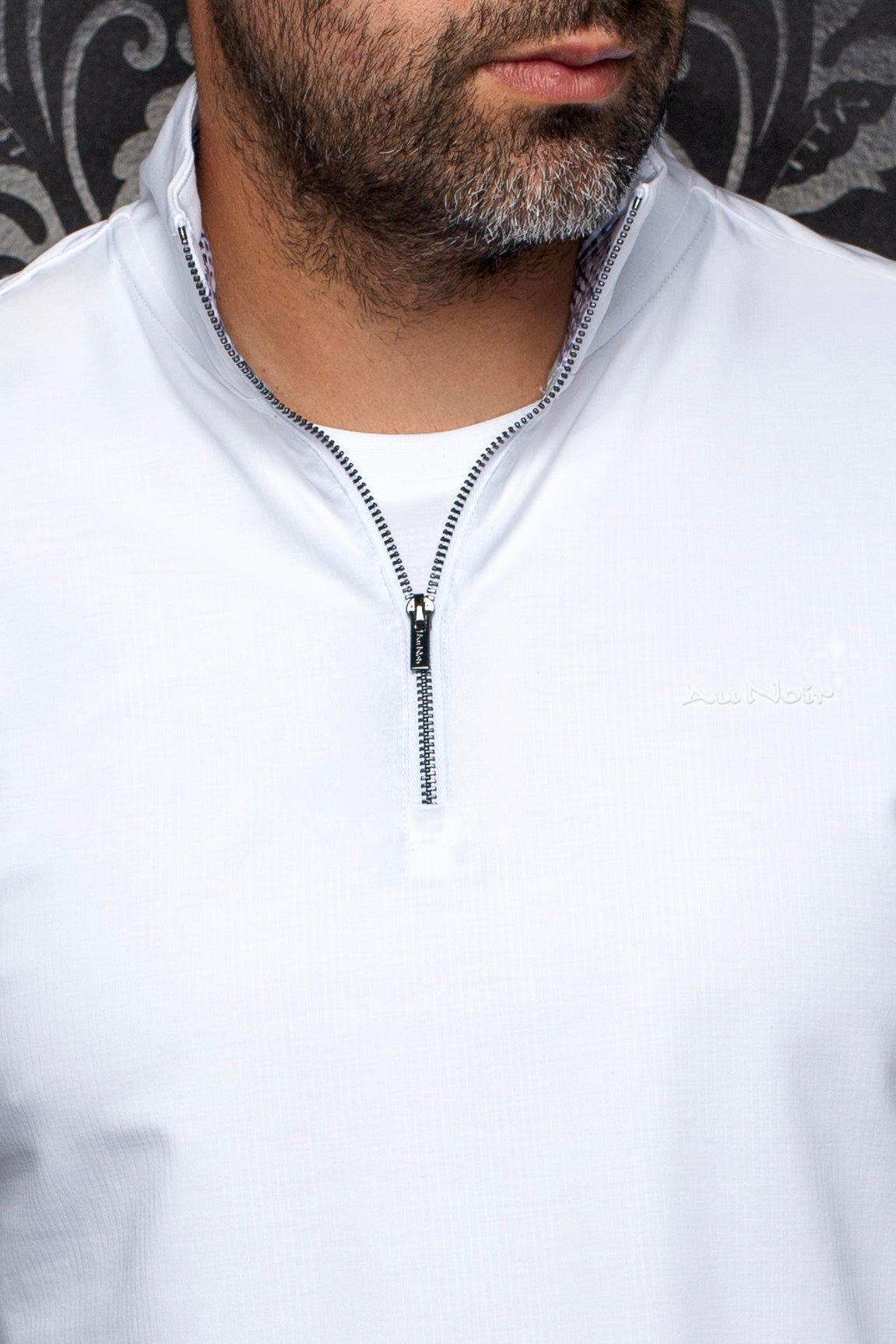 Veston sport à manches longues blanc à demi-fermeture éclair avec col et dents foncées pour homme par Au Noir, en gros plan
