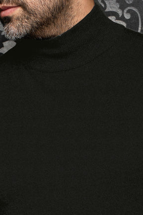 Chandail en laine mérinos en tricot noir à col montant, texture fine au col pour homme par Au Noir, en gros plan