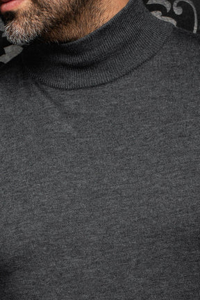 Chandail en laine mérinos en maille gris charbon avec col roulé côtelé et texture fine pour homme par Au Noir, en gros plan
