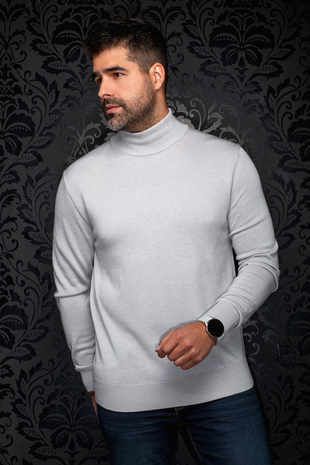 Chandail en laine mérinos à col roulé en tricot gris pâle, vu de face avec poignets et ourlet côtelés pour homme par Au Noir