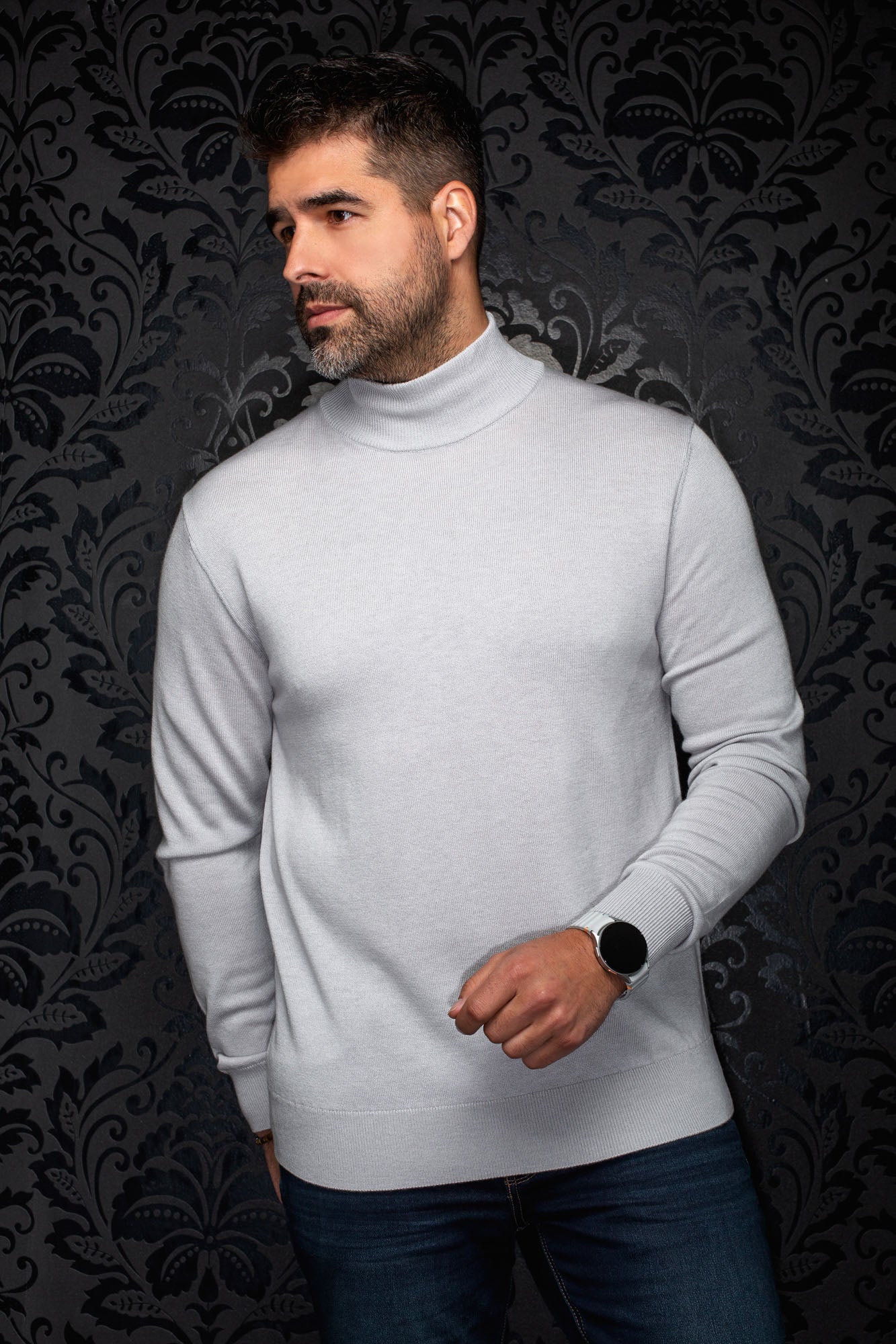 Chandail en laine mérinos à col roulé en tricot gris pâle, vu de face avec poignets et ourlet côtelés pour homme par Au Noir
