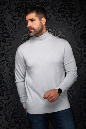 Chandail en laine mérinos à col roulé en tricot gris pâle, vu de face avec poignets et ourlet côtelés pour homme par Au Noir