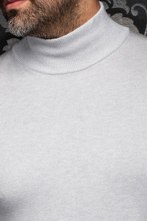 Col roulé en chandail en laine mérinos gris pâle avec texture côtelée visible pour homme par Au Noir, en gros plan