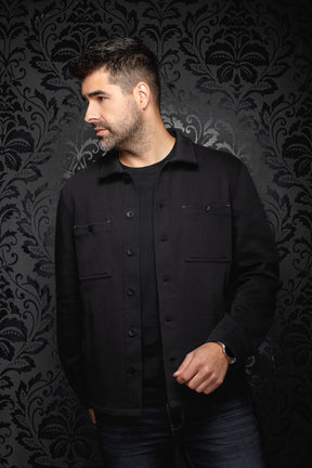 Surchemise noire sur mannequin, vue de face avec col, patte boutonnée et poches poitrine pour homme par Au Noir