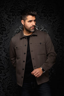 Vue de face d'une surchemise brune avec col chemise, boutons noirs et poches poitrine pour homme par Au Noir