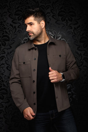 Vue en angle d'une surchemise brune boutonnée avec poches poitrine et boutons noirs pour homme par Au Noir