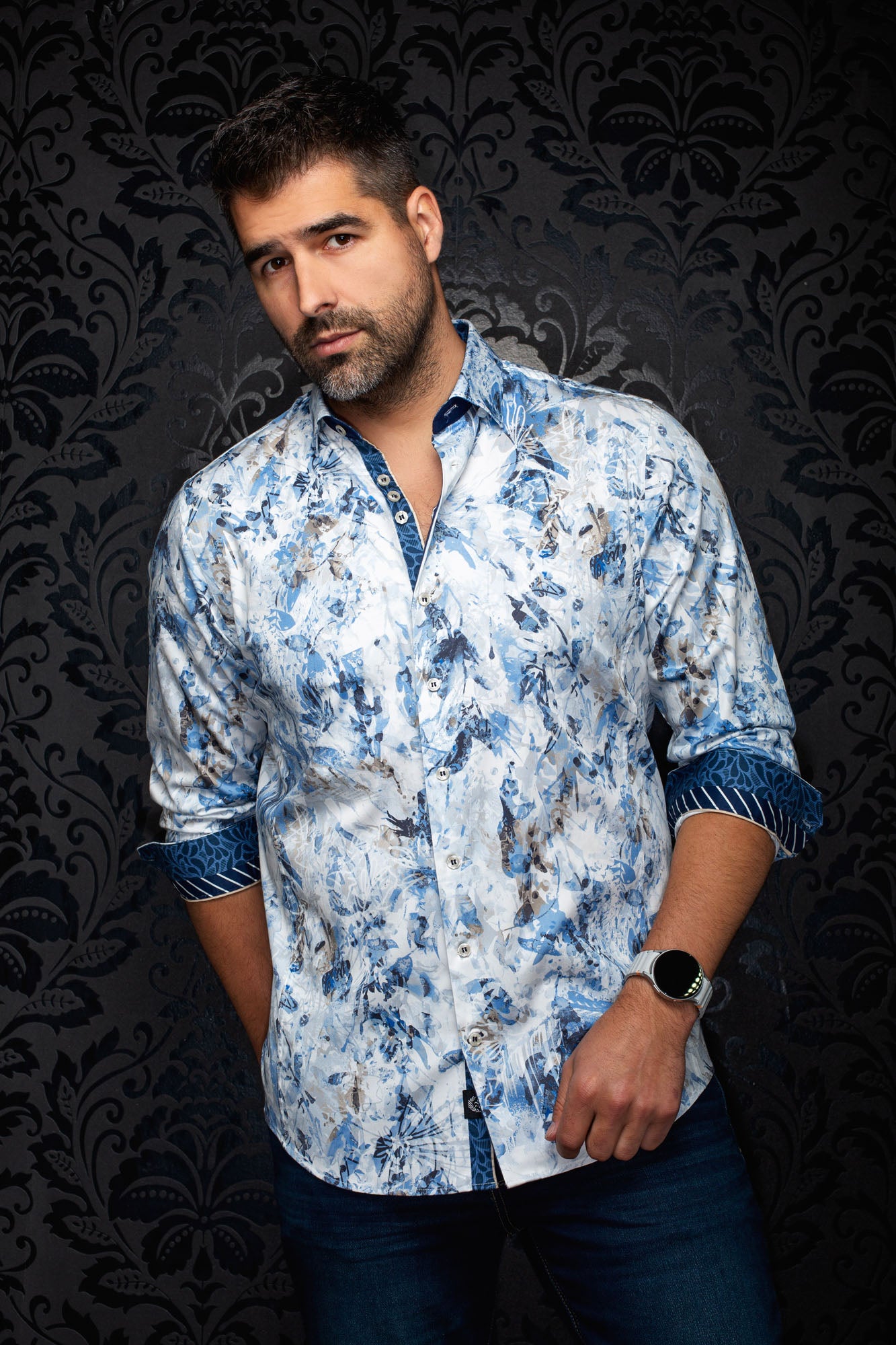 Vue de face d’une chemise blanche imprimée bleue avec poignets roulés contrastants pour homme par Au Noir