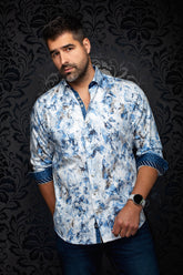 Vue de face d’une chemise blanche imprimée bleue avec poignets roulés contrastants pour homme par Au Noir