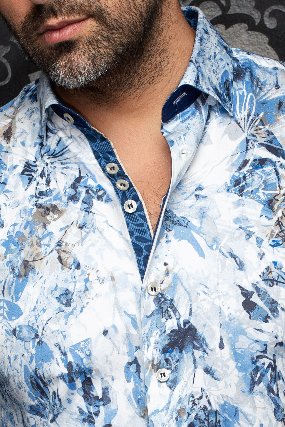 Chemise blanche et bleue imprimée avec col et patte intérieure marine pour homme par Au Noir, en gros plan