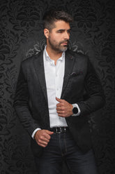Veston noir en jacquard cachemire sur modèle, vue avant avec revers crantés et poches passepoilées pour homme par Au Noir