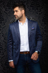 Vue de face équilibrée du veston bleu marine paisley avec revers crantés, poches et ourlet droit pour homme par Au Noir