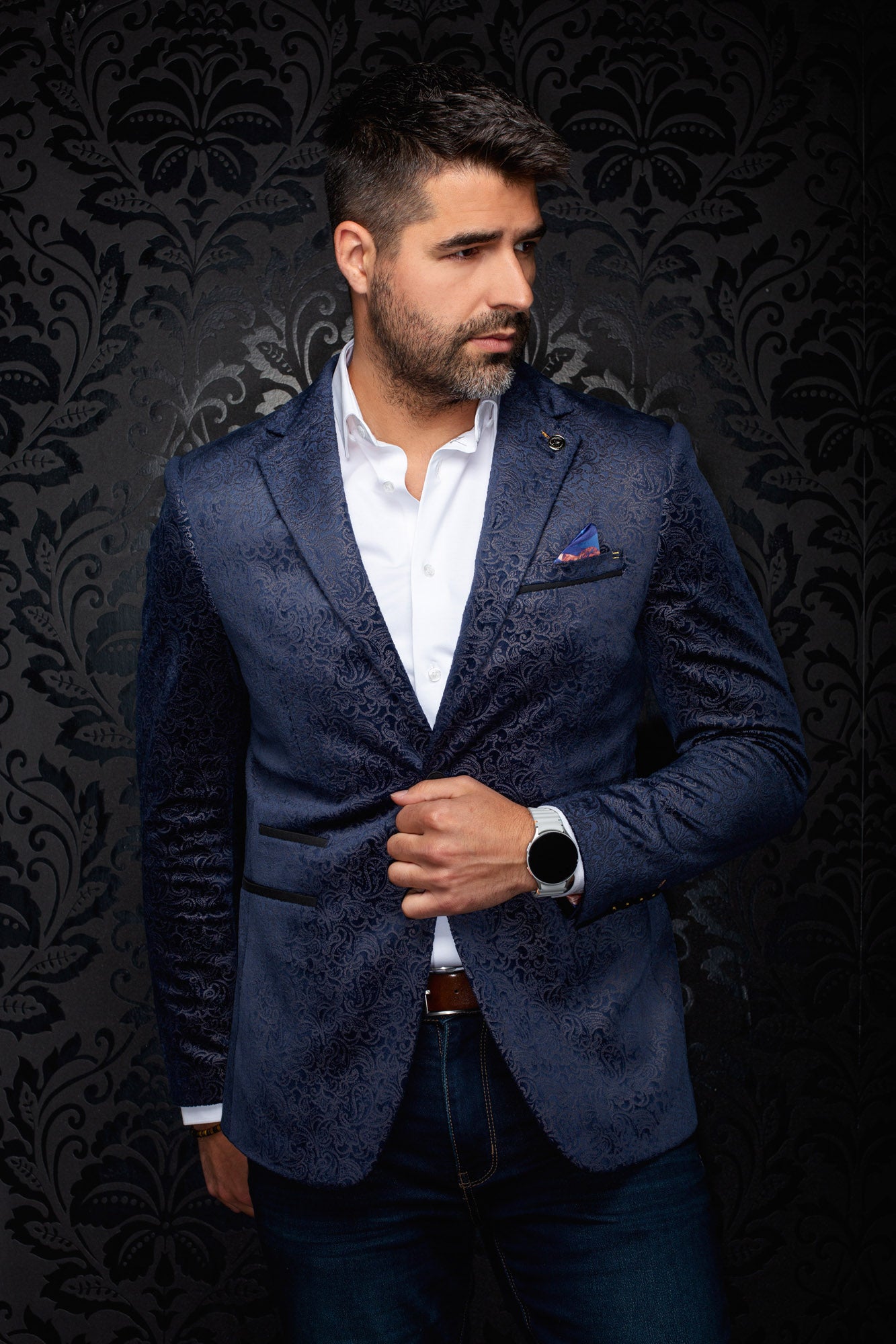Veston bleu marine paisley avec revers crantés, poche poitrine et passepoils noirs pour homme par Au Noir, vue de face