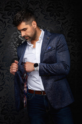 Vue rapprochée en angle du veston bleu marine paisley ouvert avec doublure à motif et garniture noire pour homme par Au Noir