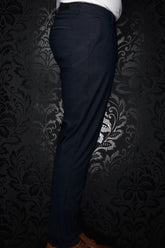 Pantalon bleu marine vu de côté, avec passants, poche passepoilée et petite plaque métal pour homme par Au Noir