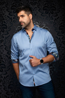 Chemise bleue pâle géométrique avec poignets contrastés roulés pour homme par Au Noir, vue avant sur mannequin