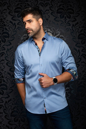 Chemise bleue pâle géométrique avec poignets contrastés roulés pour homme par Au Noir, vue avant sur mannequin
