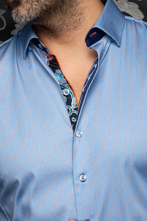 Chemise bleue pâle géométrique avec col ouvert et patte contrastée marine pour homme par Au Noir, en gros plan